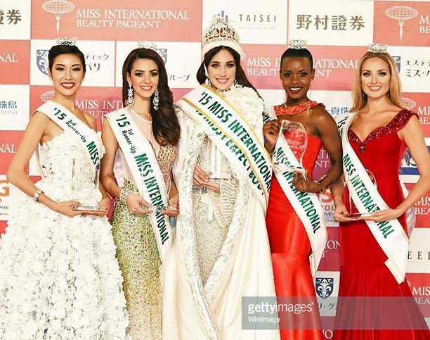 
Hình ảnh đăng quang giống với cuộc thi Miss International - Hoa hậu quốc tế.