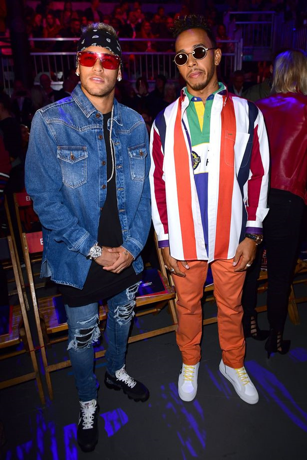 
Khi dự show thời trang Tommy Hilfige mùa thu đông 2017, Neymar chọn phong cách "denim on denim" trẻ trung, pha chút bụi phủi. Từng phụ kiện như đồng hồ, kính mắt, khăn bandana được anh "chăm chút" kỹ lưỡng. ​