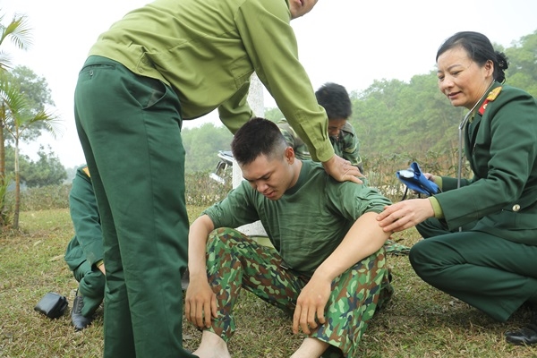 
Bảo Kun đã tỉnh dậy sau khi được quân y đơn vị chăm sóc.