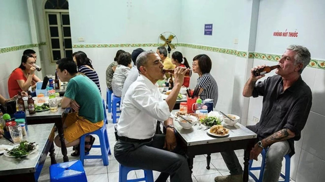 
Ông Bourdain ăn bún chả cùng cựu tổng thống Obama