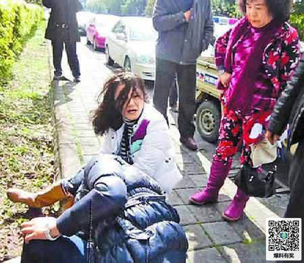 
Mẹ của Trương Thiều Hàm gây gổ với bạn của con gái ngay bên lề đường
