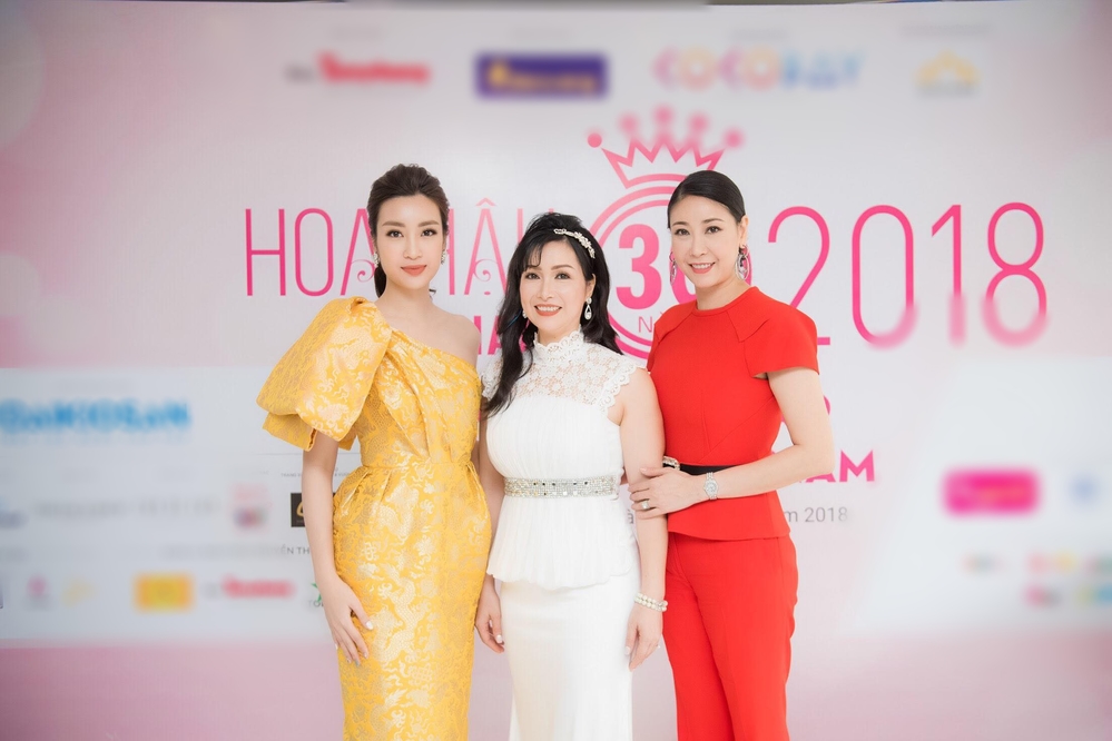 
Bộ ba Hoa hậu hội tụ đầy đủ cùng hội đồng BGK tuyển chọn ra các thí sinh vào vòng chung khảo phía Nam.