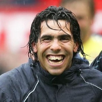 Carlos Tevez
Không thể không kể tới ngôi sao người Argentina Carlos Tevez. Hàm răng sứt mẻ, mái tóc xù xì, gương mặt nhăn nheo cộng với vết sẹo từ tai nạn thuở nhỏ, nhan sắc của Tevez đôi khi khiến người hâm mộ phải rùng mình. Carlos Tevez
Không thể không kể tới ngôi sao người Argentina Carlos Tevez. Hàm răng sứt mẻ, mái tóc xù xì, gương mặt nhăn nheo cộng với vết sẹo từ tai nạn thuở nhỏ, nhan sắc của Tevez đôi khi khiến người hâm mộ phải rùng mình.