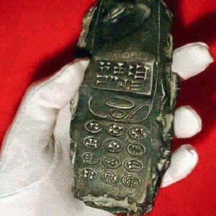 Hình ảnh chiếc "điện thoại di động" xuất hiện từ thế kỉ 13