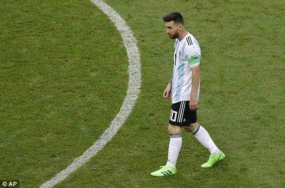 Khoảnh khắc đau lòng nhất ngày hôm nay: Messi rớt nước mắt vì vuột mất cúp vô địch WC hằng mong ước