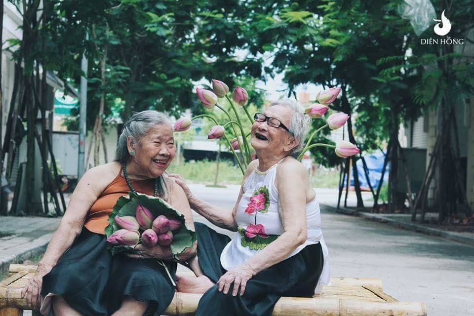 Dù tuổi đã già nhưng hai cụ bà vẫn tươi cười bên nhau trong bộ ảnh kỷ niệm tình tri kỉ