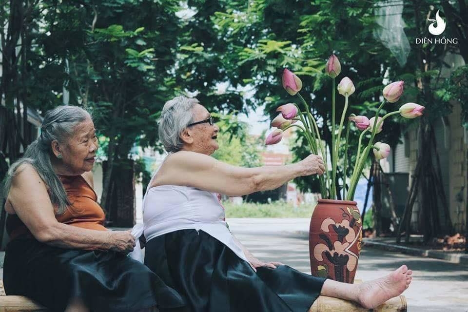 Dù tuổi đã già nhưng hai cụ bà vẫn tươi cười bên nhau trong bộ ảnh kỷ niệm tình tri kỉ