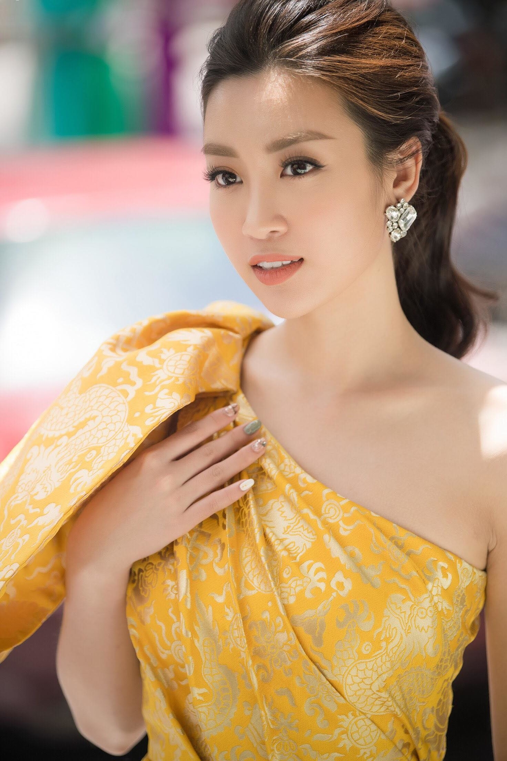 
Đỗ Mỹ Linh khoe vẻ quyến rũ với bộ váy màu vàng của NTK Đỗ Mạnh Cường.
