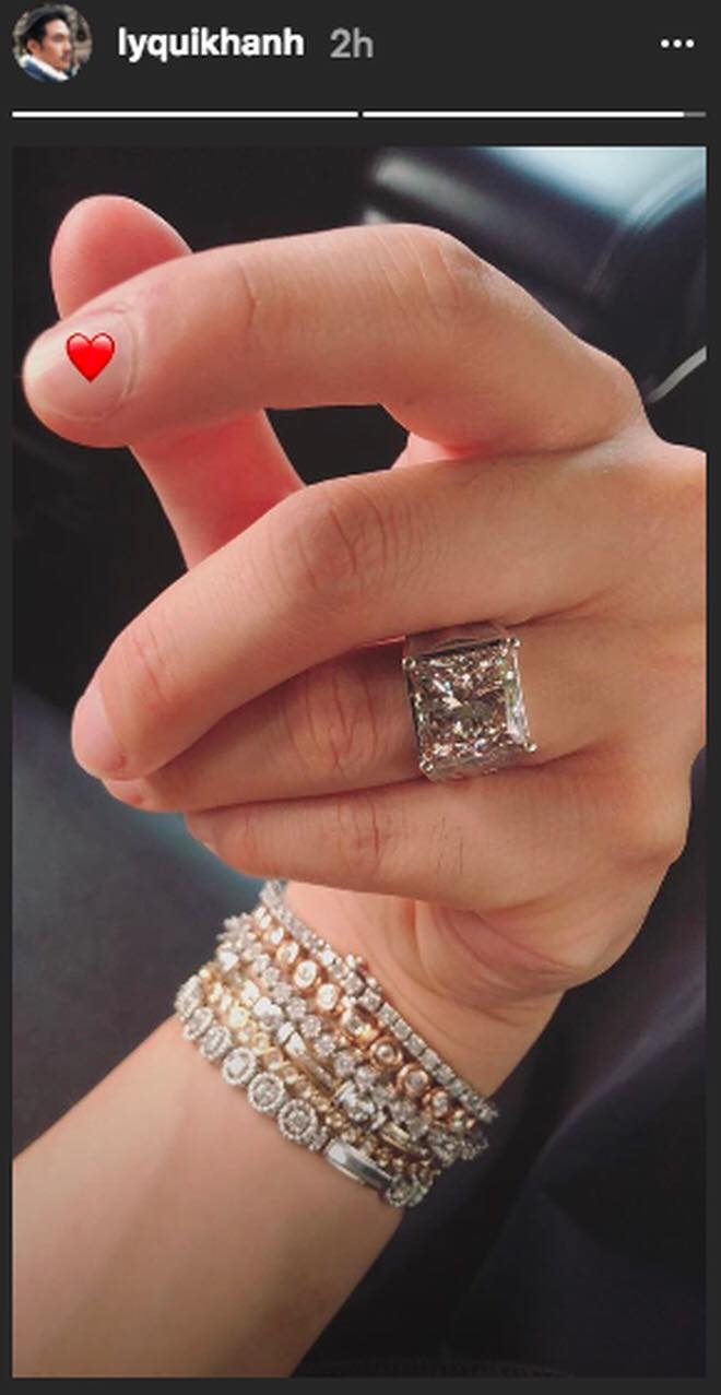 
Lý Quí Khánh cũng chụp ảnh tay đeo nhẫn như ám chỉ câu chuyện chiếc nhẫn kim cương đầy ồn ào giữa Lệ Quyên và Hà Hồ.  - Tin sao Viet - Tin tuc sao Viet - Scandal sao Viet - Tin tuc cua Sao - Tin cua Sao