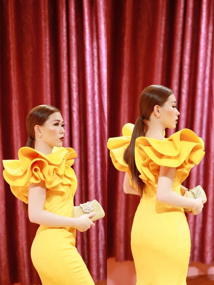 
Cận cảnh chiếc váy gam màu vàng rực, đường may tinh tế và vô cùng sang trọng cùng đó là phần đính kết bèo từng lớp, tạo nên một điểm nhấn đặc sắc cho bộ cánh.