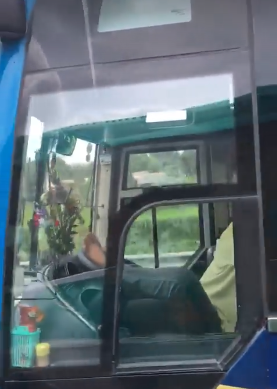 
Cận cảnh tài xế lái xe bằng chân trên cao tốc Trung Lương