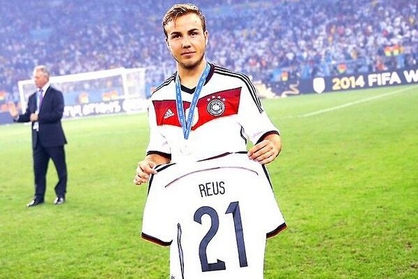 
Hình ảnh Gotze cầm chiếc áo mang tên Reus ăn mừng ngôi vô địch khiến NHM không khỏi xót xa cho người cầu thủ có tài nhưng đen đủi