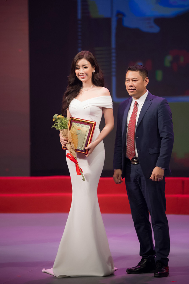 
Hoa hậu Đỗ Mỹ Linh được trao giải với danh hiệu Nghệ sĩ Nhân ái.