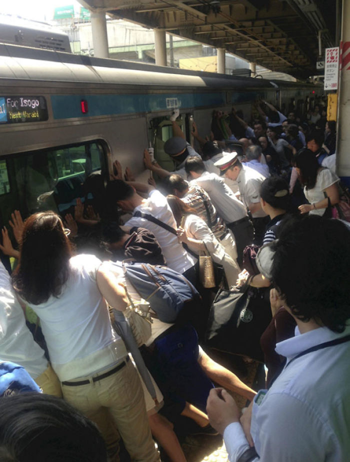 
Hành khách lẫn nhân viên ga tàu đang hợp lực đẩy chiếc xe điện nhằm cứu sống một người phụ nữ không may bị ngã, kẹt giữa xe và thềm ga. Khoảng 40 người đã lập tức xắn tay áo cứu giúp ngay khi thông báo về người gặp nạn vang lên từ loa nhà ga Minami Urawa. Thật may mắn, người phụ nữ tầm 30 tuổi đã được giải cứu cũng như không gặp vết thương nào nghiêm trọng.