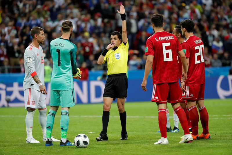 
Nhờ vào công nghệ VAR, trọng tài Cunha đã được xem lại tình huống ghi bàn của Ezzatollahi và đưa ra quyết định không công nhận bàn thắng vì cầu thủ Iran vừa việt vị, vừa để bóng chạm tay trong tình huống trên.


Một tình huống lộn xộn trước khung thành của đội tuyển Iran.