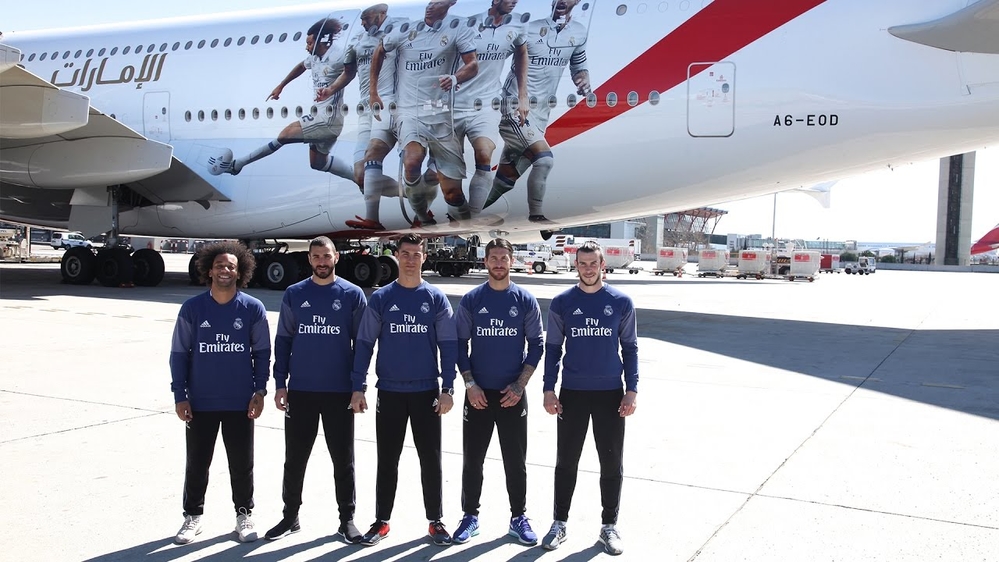 
Real Madrid là CLB nổi tiếng nhất được Fly Emirates tài trợ áo đấu. Bên cạnh đó, hãng hàng không này còn có tên trên áo đấu của những CLB danh tiếng như PSG hay AC Milan.