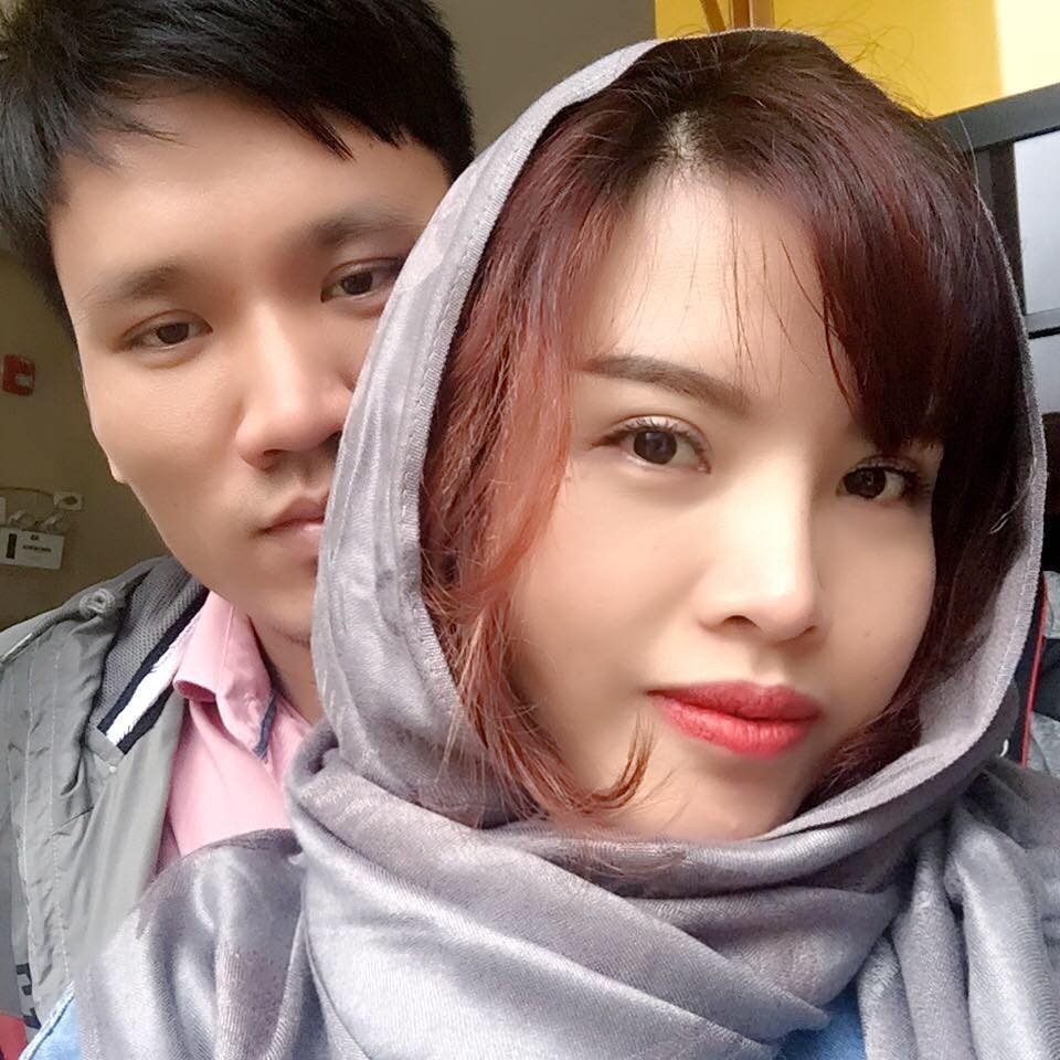 
Chân dung của đôi vợ chồng này đây, Dung Phùng tên đầy đủ là Phùng Thị Thanh Dung và người chồng tình cảm của cô là Vũ Văn Hiền. Dung sinh năm 1988, bé hơn chồng cô 6 tuổi (sinh năm 1982). 