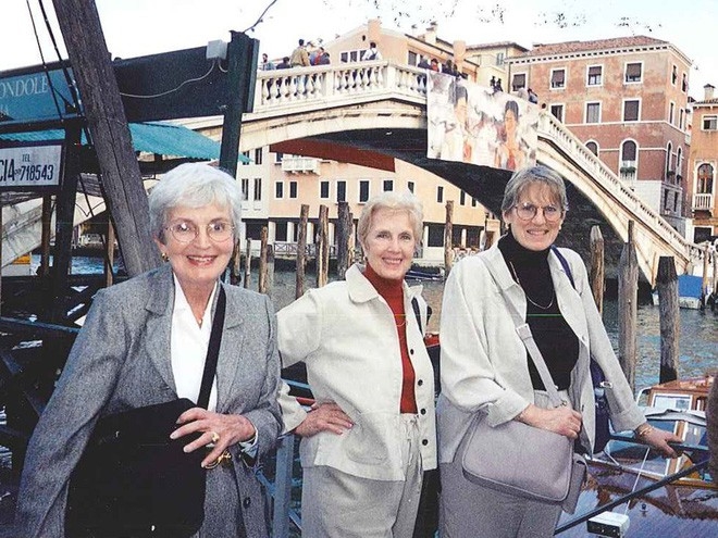 
3 người bạn thân theo thứ tự từ trái qua: Margaret Sugg, Nancy Fassett và Barbara Fletcher