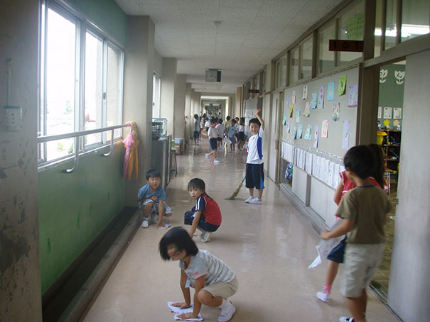 
Hầu hết các trường học tại Nhật Bản đều không có lao công. Các em học sinh sẽ phụ trách việc làm sạch không gian học tập của mình như một cách thể hiện lòng biết ơn đến nhà trường và tạo dựng thói quen chủ động trong tương lai
