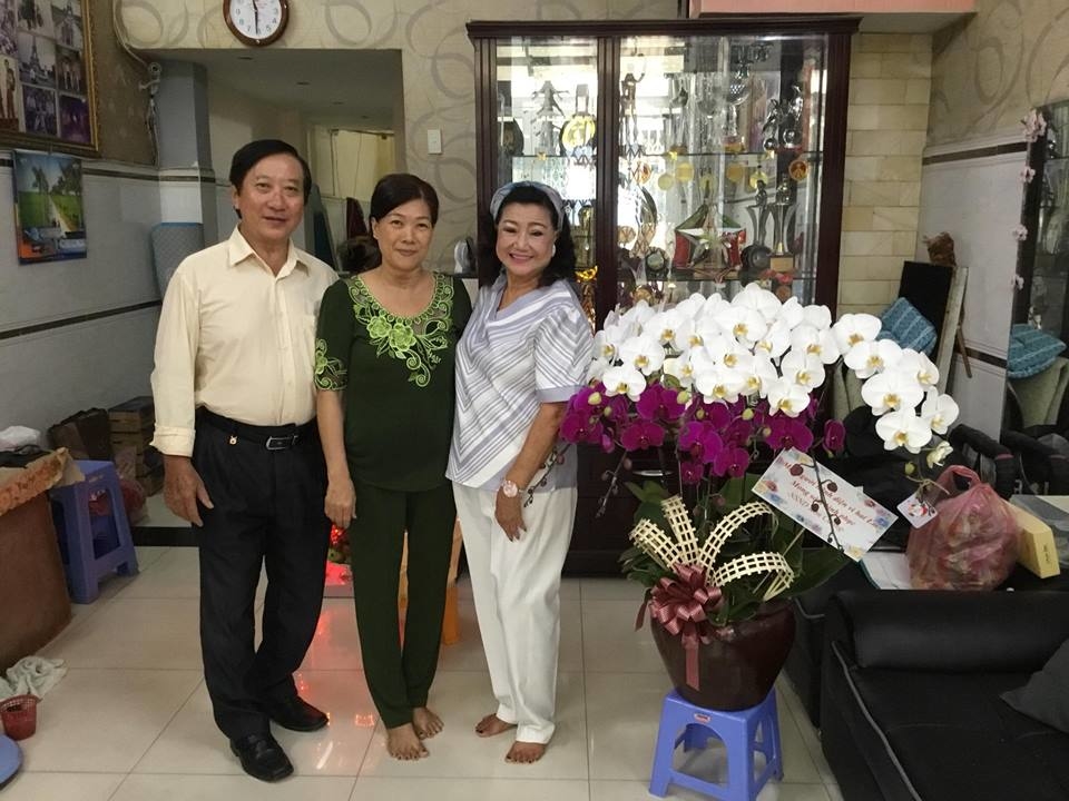 
Bố mẹ của Quốc Cơ và Quốc Nghiệp cũng vui mừng khi gặp NSND Kim Cương.  - Tin sao Viet - Tin tuc sao Viet - Scandal sao Viet - Tin tuc cua Sao - Tin cua Sao