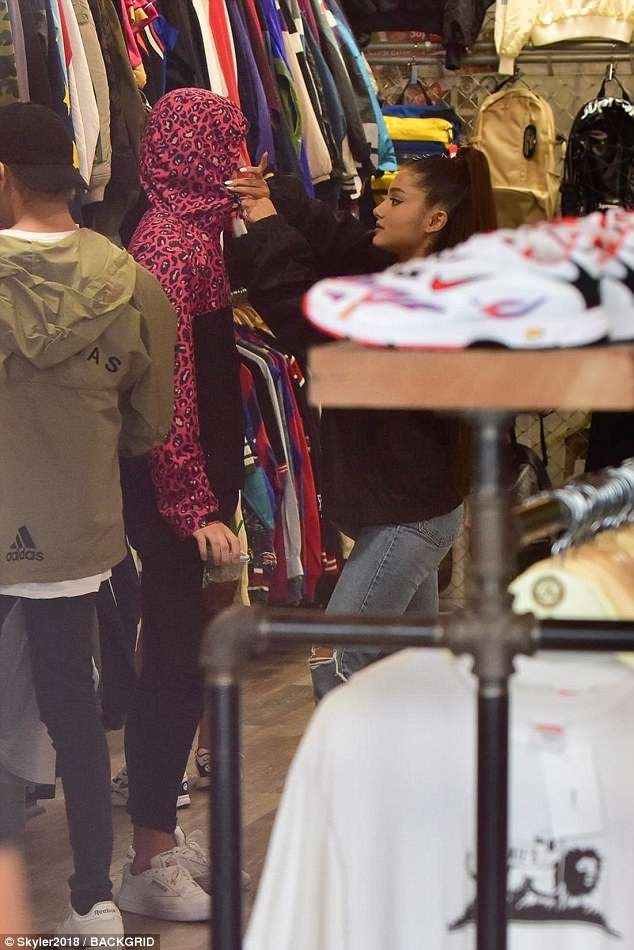 
Both of them enjoyed a very happy and fun shopping.  Ariana Grande is still quite in love with her future fiancé when she constantly has intimate actions.