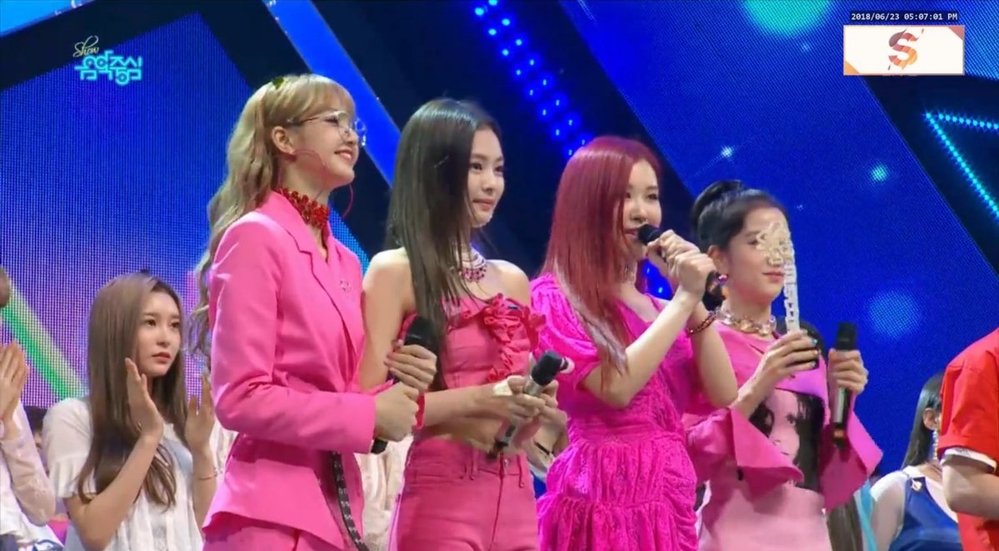 
Black Pink bất ngờ chiến thắng MBC Music Core.