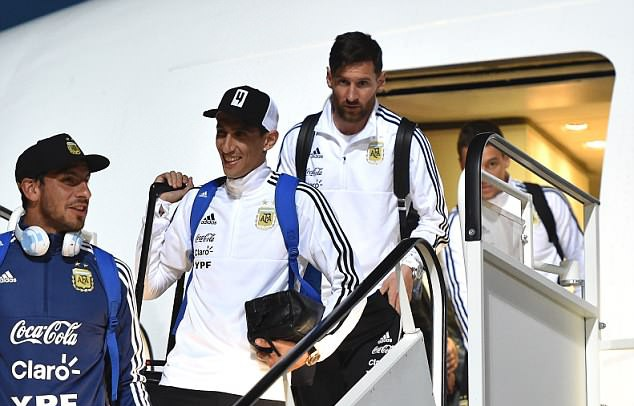 
Các thành viên của đội tuyển Argentina tỏ ra rất thoải mái khi đáp xuống sân bay.