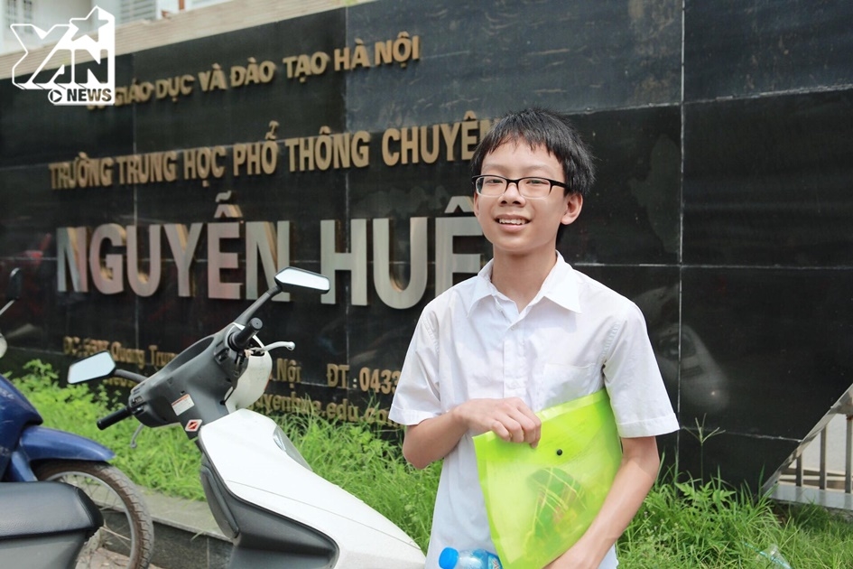 Em Phạm Dũng (học sinh trường THCS Lomonoxop) vui vẻ bước ra khỏi trường thi và chia sẻ: "Em thi chuyên Annh và em thấy đề năm nay khá khó, tuy nhiên em nghĩ mình có thể đạt được 8 điểm." 