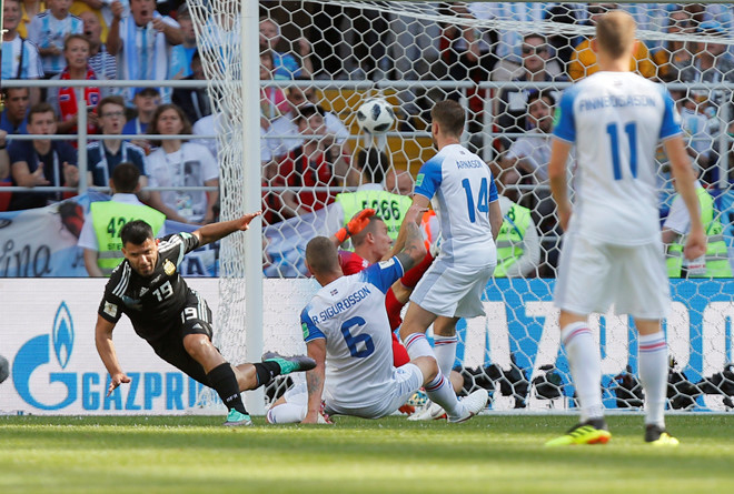 
Cầu thủ Iceland kiên cường trong trận gặp Argentina.
