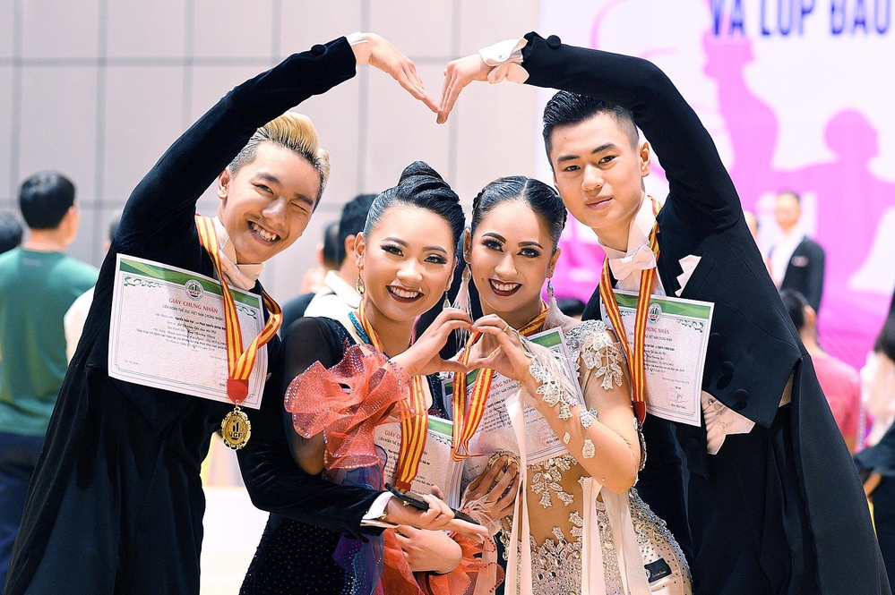 
Nghề nghiệp chính của Quỳnh Hương (thứ 2 từ trái sang) là một vũ công dancesport.