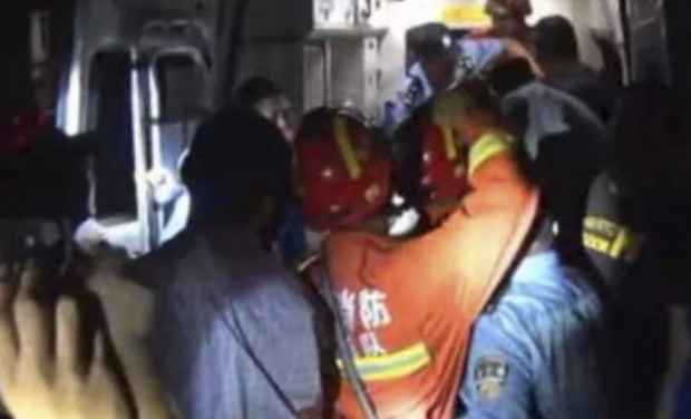 
Có tới 12 nhân viên cứu hộ đã được huy động để có thể đưa anh chàng ra khỏi nhà và chuyển tới bệnh viện