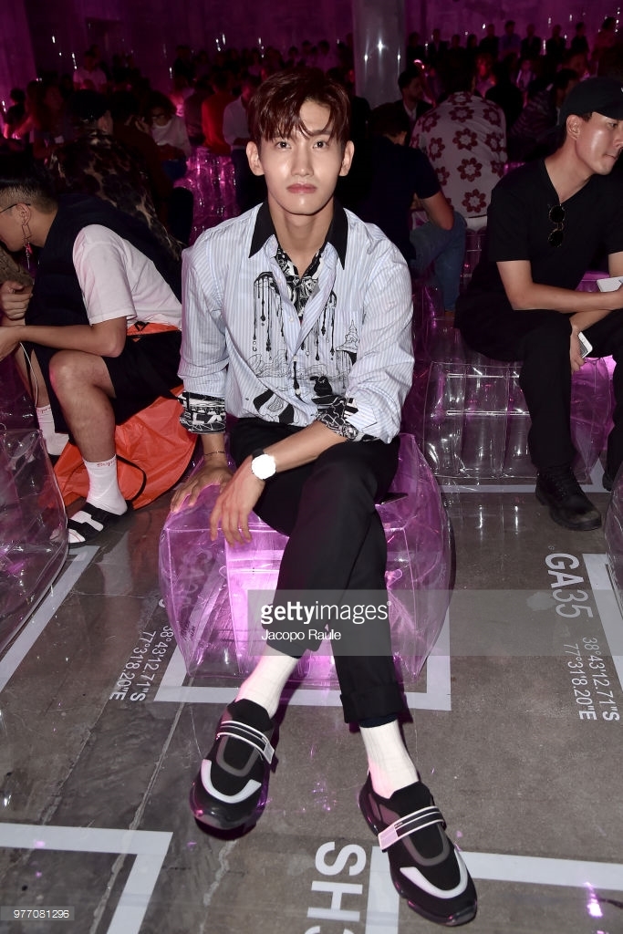 
Là khách mời VIP của thương hiệu thời trang nằm trong khuôn khổ Milan Fashion Week, Changmin nổi bần bật với vẻ điển trai trên hàng ghế front row danh dự của show diễn.