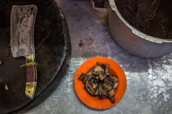 
Những món ăn từ thịt chó nằm gọn trong đĩa nhỏ là thứ quá phổ biến tại hàng quán ở Indonesia.