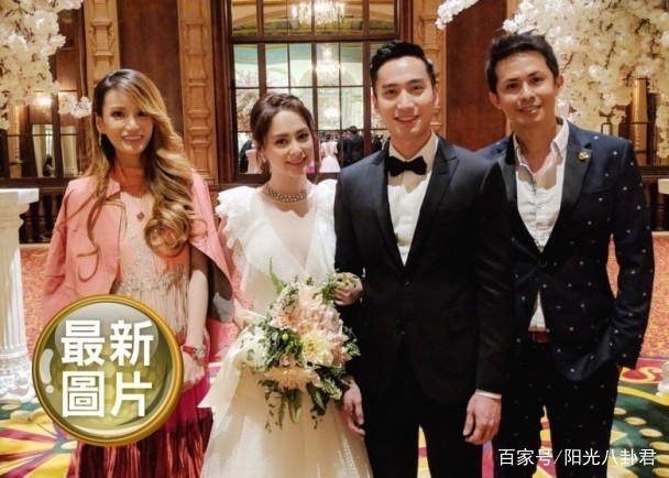 
Chung Hân Đồng hạnh phúc cùng chồng trong ngày cưới.