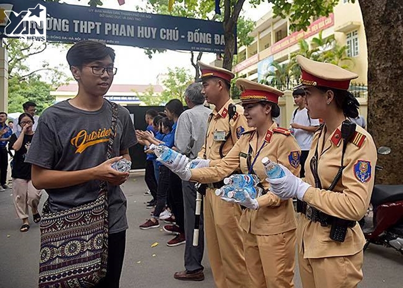 
Lực lượng CSGT đã có mặt tại trước cổng trường THPT Phan Huy Chú để điều phối giao thông, đồng thời, phối hợp với đội sinh viên tình nguyện phát nước uống cho các sĩ tử và phụ huynh