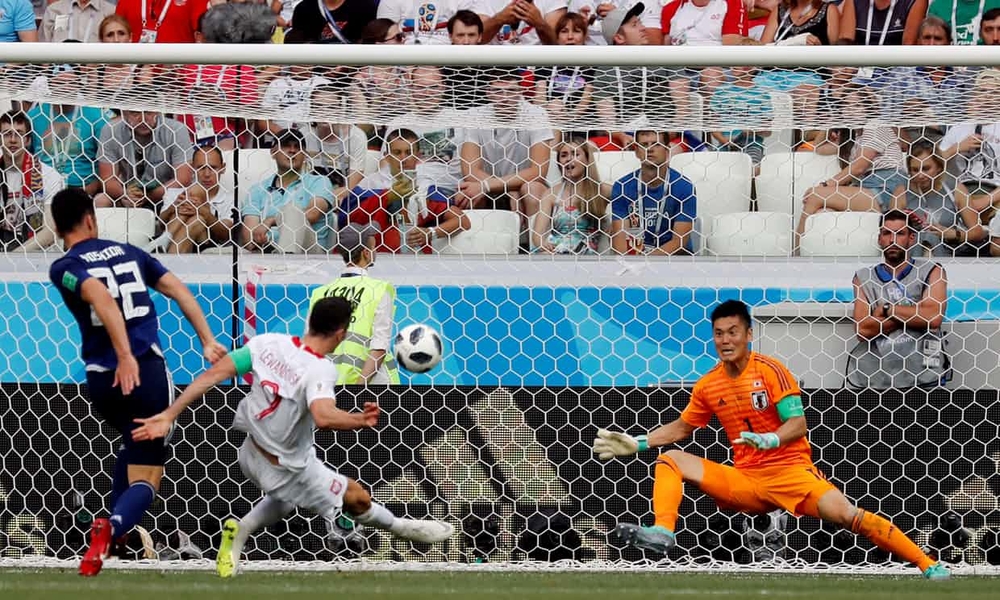 
Trong khi đó ở trận đấu cùng giờ, suýt chút nữa Ba Lan khiến Nhật Bản ôm hận bằng pha uy hiếp của Lewandowski. Tuy nhiên tiền đạo này đã dứt điểm lên trời trong sự ngỡ ngàng của đồng đội và người hâm mộ. 