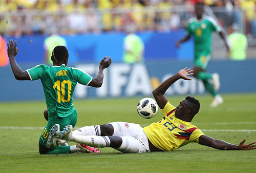 
Chính Senegal mới là đội bóng sở hữu nhiều tình huống nguy hiểm hơn trong hiệp 1 khi tận dụng những đường phản công đầy tốc độ của Sadio Mane. Mane có tình huống ngã trong vòng cấm nhưng sau khi xem lại băng hình, trọng tài đã quyết định không cho các cầu thủ Senegal được hưởng phạt đền.