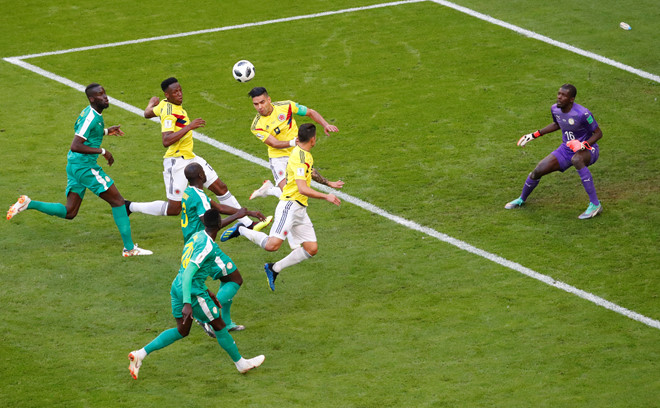 
Với tình thế buộc phải thắng, Colombia nhập cuộc nhanh và không giấu giếm ý định chơi tấn công ngay sau tiếng còi khai cuộc. Tuy nhiên, hàng phòng ngự của Senegal cũng chơi rất quả cảm và kỉ luật.