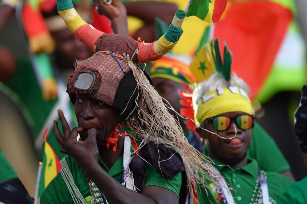 
Kèn, trống và những tiếng huýt sáo theo âm điệu trở thành cách cổ vũ đặc trưng không lẫn đi đâu được của các CĐV Senegal.