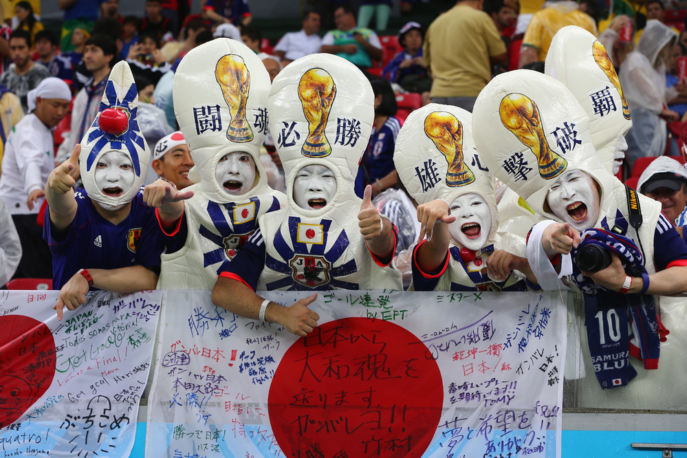 
Các CĐV Nhật Bản đến nơi diễn ra trận đấu từ khá sớm để giương biểu ngữ và hoá trang với những tạo hình hết sức ngộ nghĩnh.