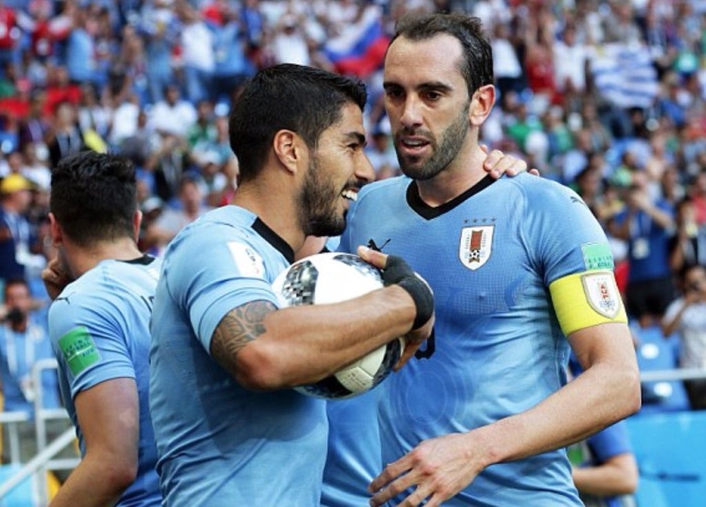 
Suarez trong lần thứ 100 khoác áo đội tuyển đã tỏa sáng với một bàn thắng ghi vào lưới Ả Rập Saudi, mang về chiến thắng sát nút cho đội tuyển Uruguay. Chiến thắng giúp đại diện Nam Mỹ chính thức góp mặt vào vòng 16 đội tại World Cup 2018.