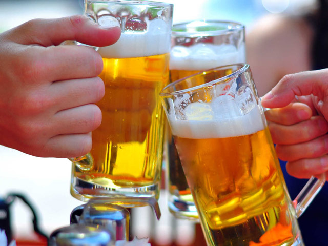 
Nhiều người có thói quen uống bia khi xem bóng đá. Điều này cực kỳ ảnh hưởng đến sức khỏe.