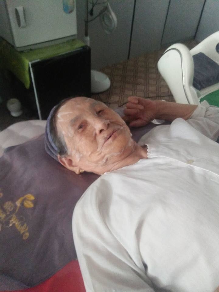 2 cụ bà 90 tuổi vẫn thích đắp mặt nạ, ra tiệm gội đầu và ngâm thơ dành tặng con cháu
