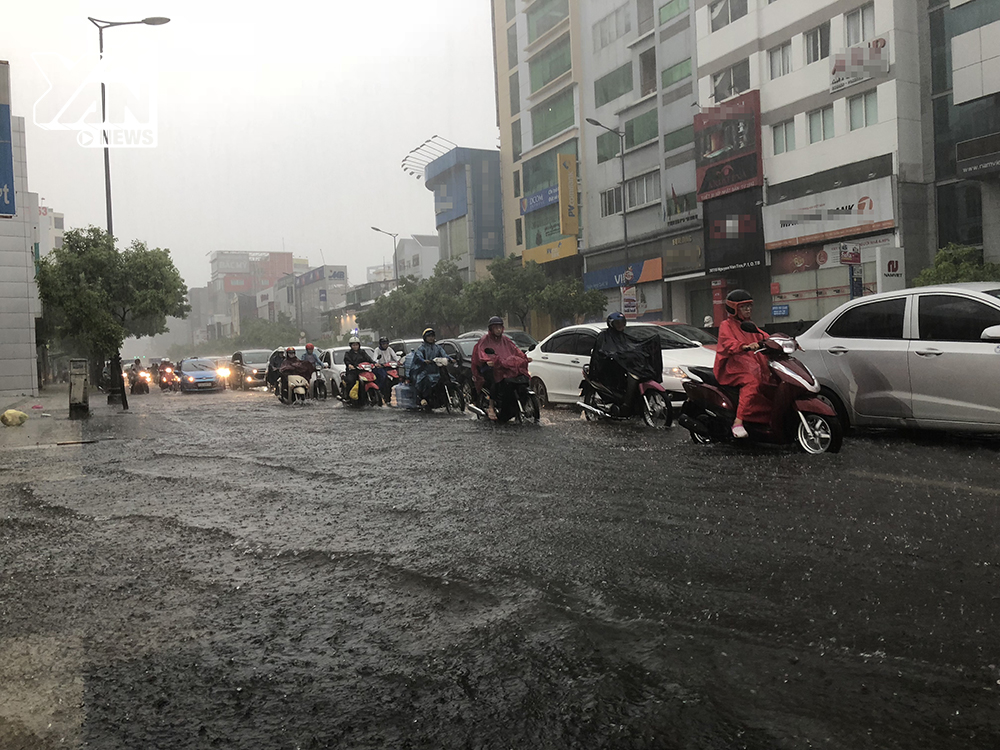 Ngập nước lẫn kẹt xe, giao thông nơi cửa ngõ sân bay Tân Sơn Nhất rối loạn