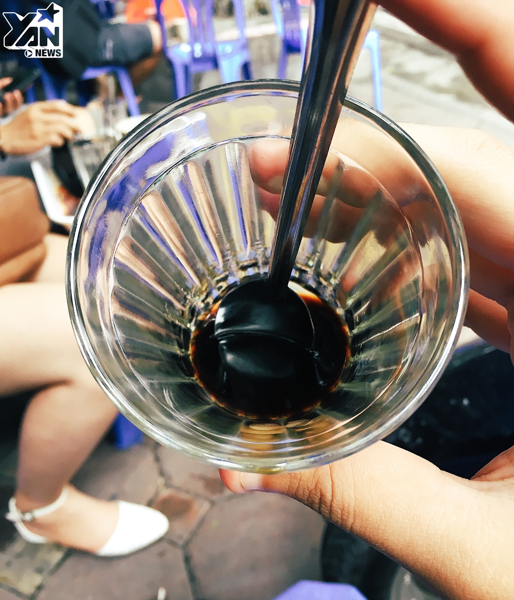 
Ly cafe đen nguyên chất với vị đắng nơi đầu lưỡi khiến nhiều người say đắm