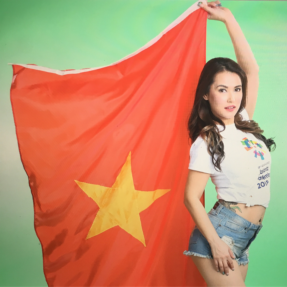 
Trước chiến tích của U23 Việt Nam tại VCK U23 Châu Á, cô cũng từng chụp hình với quốc kì của người Việt để cổ vũ cho thầy trò HLV Park Hang-seo.