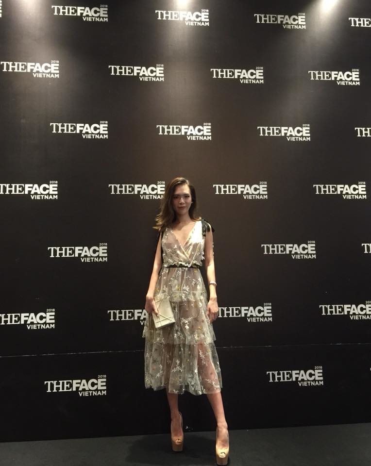
Phương Uyên - cô nàng Fashion Influencer xinh đẹp đã có mặt từ rất sớm tại địa điểm casting của The Face Vietnam 2018, trong chiếc váy chất vải xuyên thấu.