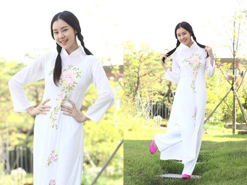 
Nữ diễn viên Kim Ye Won tinh khiết, ngây thơ trong trang phục áo dài trắng tinh khôi cùng kiểu tóc tết 2 bên.