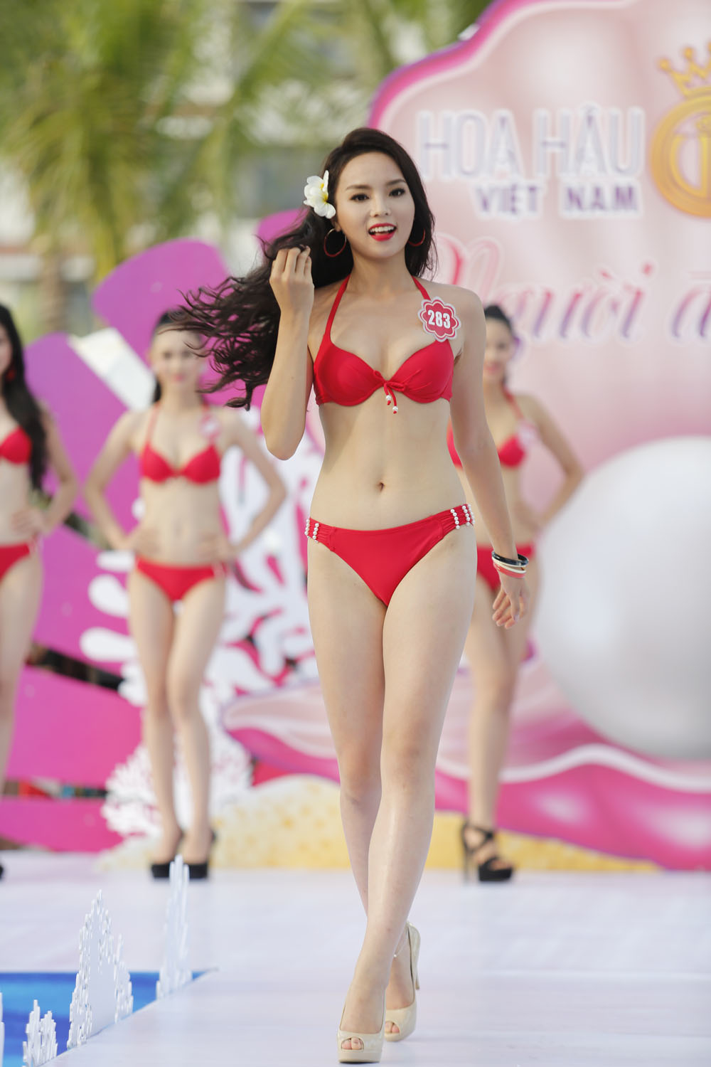 
Kỳ Duyên đăng quang Hoa hậu Việt Nam năm 2014. Cô cũng đoạt danh hiệu Hoa hậu biển năm đó.