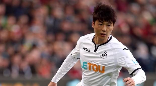 
Màn trình diễn nghèo nàn cua Ki Sung-yeung ở khu trung tuyến chính là một trong những nguyên nhân lớn khiến Swansea phải chịu cảnh xuống hạng ở mùa bóng vừa qua. Sau World Cup 2018, tiền vệ người Hàn Quốc sẽ tìm kiếm bến đỗ mới.